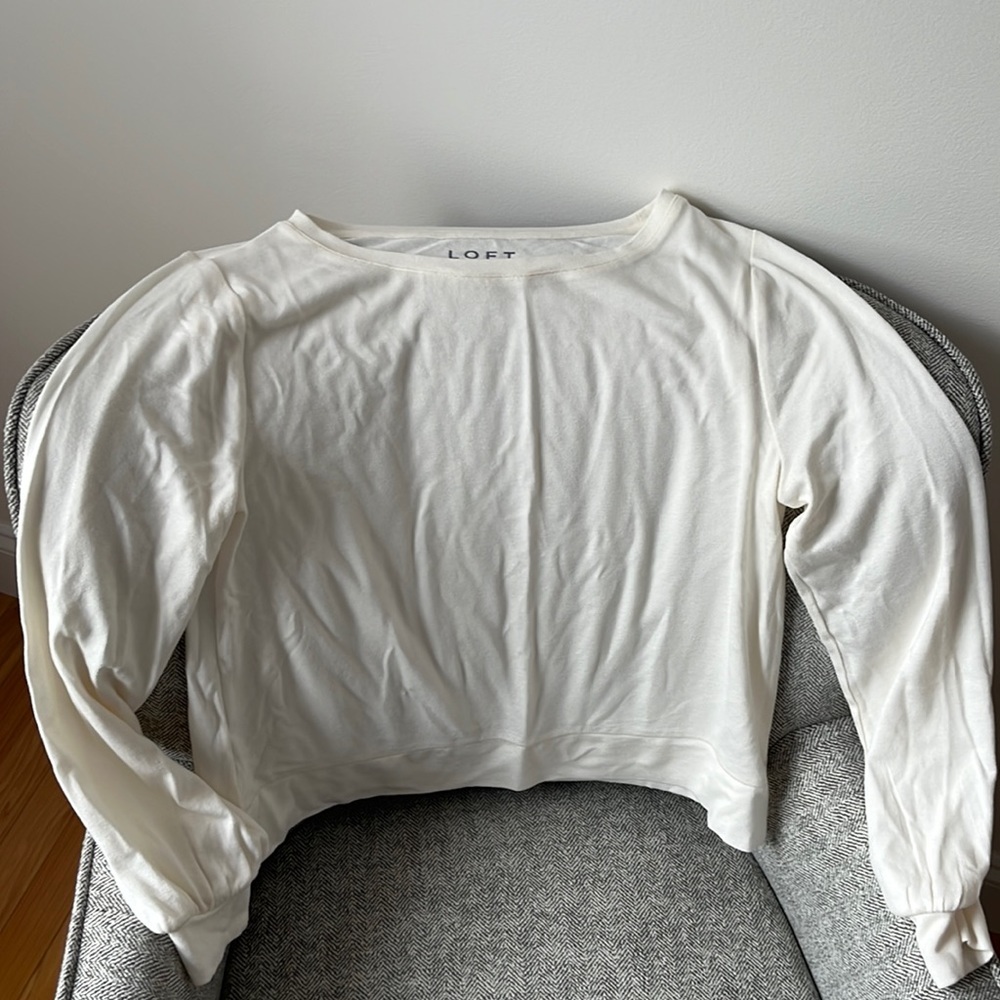 Woman’s long balloon sleeve shirt